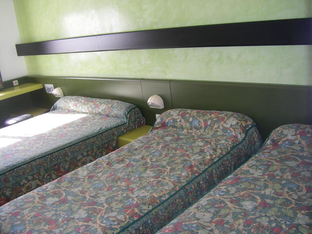 Hotel Urbain V Mende Room photo